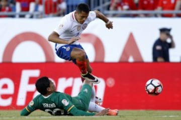 Futbol, Chile v Bolivia.
Copa America centenario 2016.
El jugador de la seleccion chilena Alexis Sanchez, arriba, disputa el balon con Edward Zenteno de Bolivia durante el partido del grupo D de la Copa America Centenario en el estadio Gillette de Foxborough, Estados Unidos.
10/06/2016
Andres Pina/Photosport***********