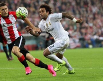 El defensa brasileño del Real Madrid Marcelo Vieira y el defensa del Athletic Óscar De Marcos, durante el partido correspondiente a la quinta jornada disputado en el campo de San Mamés. 