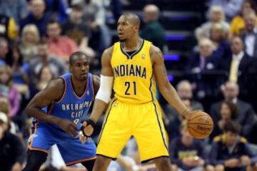 Buen duelo entre Serge ibaka y David West en el Pacers-Thunder.