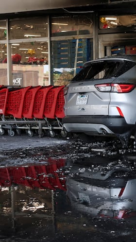 Vehículos quemados y arrumbados dentro de edificios, casquillos de bala en la calle, tiendas cerradas y vidrios rotos. Así quedó Guadalajara tras el operativo contra ‘El Mencho’.