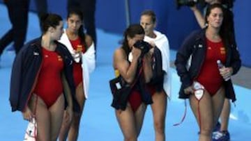 Las jugadores españolas Leitón, Ortiz, Espar, Bach, y García (de izquierda a derecha) lloran camino de los vestuarios.