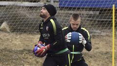 Santamar&iacute;a (izq.), junto a Jovanovic y Werner en un entrenamiento del Huesca.