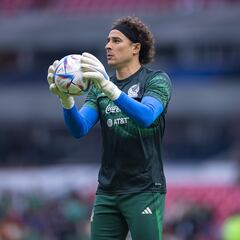 Afición mexicana pide a Carlos Acevedo y abuchea a Guillermo Ochoa en el Azteca