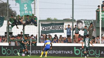 JUNIN, ARGENTINA - OCTOBER 12: David Gallardo of Sarmiento drives the ball against Luis Advincula of Boca Juniors during a match between Sarmiento and Boca Juniors as part of Liga Profesional 2022 at Eva Peron Stadium on October 12, 2022 in Junin, Argentina. (Photo by Rodrigo Valle/Getty Images)