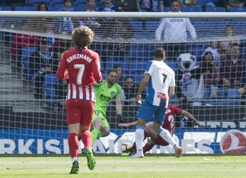 Espanyol 1-0 Atlético de Madrid | Pedrosa se adentró en el área, llegó hasta la línea de fondo, puso el pase raso hacia atrás y Godín hizo el resto. El capitán rojiblanco se tiró al suelo para despejar el balón, con tan mala suerte que se metió en propia puerta.