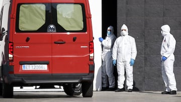 Personal sanitario en el Palacio de Hielo, que est&aacute; sirviendo para albergar los cuerpos de los fallecidos por el coronavirus.