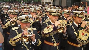 La banda de música, la agrupación musical y las cornetas y tambores son tres de los elementos más significativos de la Semana Santa en España.