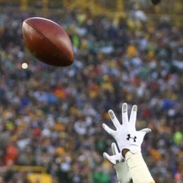 Estirada casi de cancerbero de Sam Shields para interceptar el balón.