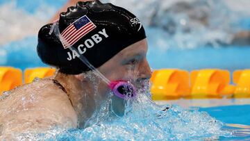 Las gafas de la infancia de Jacoby la hacen viral en Tokio