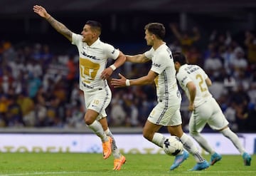 Alan Mozo festeja un gol con los Pumas