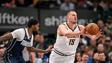 Nikola Jokic, pívot de Denver Nuggets, pasa ante Naji Marshall (Dallas Mavericks).