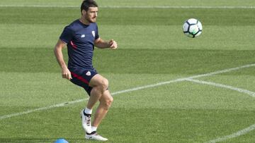 Aritz Aduriz se exprimió ayer con el balón. Trata de llegar, pese a su lumbalgia aguda. Se ha dosificado durante toda la semana.