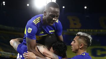 Boca Juniors&#039; forward Nicolas Orsini (C-hidden) celebrates with teammates after scoring a goal against Colon during their Argentine Professional Football League match at La Bombonera stadium in Buenos Aires, on September 26, 2021. (Photo by ALEJANDRO PAGNI / AFP)