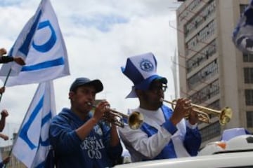 Las calles de Bogotá se pintan de azul y blanco