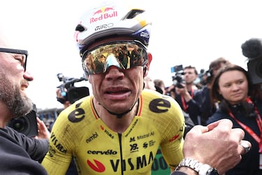 El ciclista belga Wout van Aert celebrando la victoria de la 123.ª edición de la París-Roubaix.