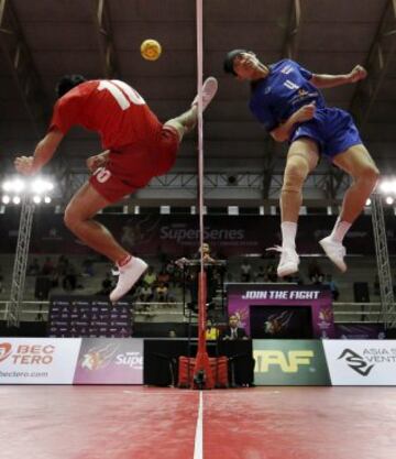 Es un deporte nativo del sudeste de Asia, parecido a voleibol, excepto que tres jugadores en dos equipos utilizan el takraw, una pelota de ratán y sólo permite utilizar sus pies y la cabeza para tocar el balón. Es un cruce entre el fútbol y el voleibol, y es muy popular en Tailandia, Camboya, Malasia, Laos e Indonesia.