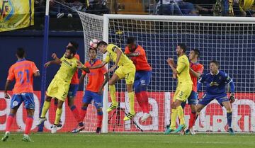 Bruno cabecea durante el partido entre el Villarreal y la UD Las Palmas