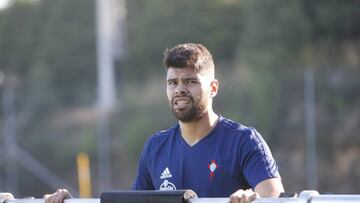 Néstor Araujo se agarra a una pesa durante un entrenamiento en las instalaciones de A Madroa.