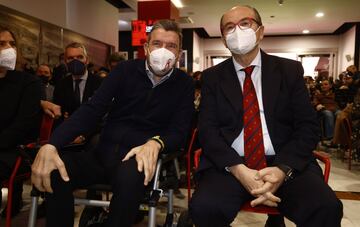 Juan Carlos Unzué con el presidente del Sevilla, José Castro.
