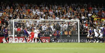 Piqué se agacha para intentar despejar de cabeza sin conseguirlo. Garay remata a placer para marcar el 1-0 en el segundo minuto de partido.