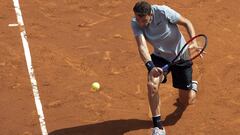 Grigor Dimitrov devuelve una bola ante Gilles Simon en el Barcelona Open Banc Sabadell.