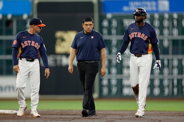 Yordan Alvarez sufrió un golpe en la rodilla al barrerse enla segunda almohadilla 