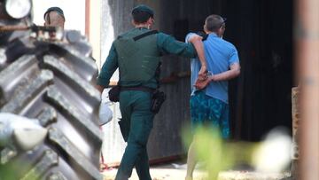 Imagen de un funcionario de la Guardia Civil deteniendo a un hombre.