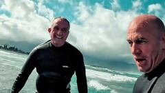 Robert F. Kennedy Jr con Kelly Slater surfeando en el North Shore de Hawái, en enero del 2024.