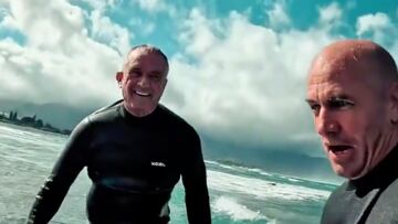 Robert F. Kennedy Jr con Kelly Slater surfeando en el North Shore de Hawái, en enero del 2024.