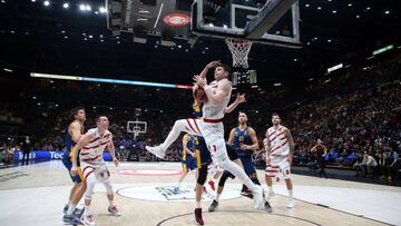 EPA3163. MILAN (ITALIA), 06/12/2018.- Alturas Gudaitis de Armani Exchange Milano salta para encestar hoy, en un partido de la Euroliga de baloncesto entre Armani Exchange Milano y Herbalife Gran Canaria, en Assago Forum en Milán (Italia). EFE/MATTEO BAZZI