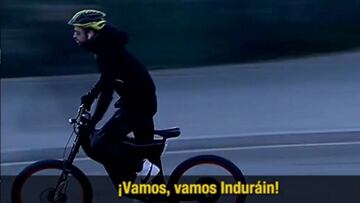 Piqué sale de la práctica del Barça en su bicicleta eléctrica