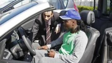 <b>IMPLICADO. </b>Royston Drenthe recogió ayer su nuevo coche en Dacia Automóviles Gomis.