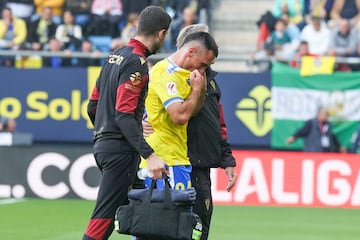 Fede San Emeterio acompañado de las asistencias médicas tras lesionarse de gravedad el 19 de enero en la jornada 20 frente al Valencia.