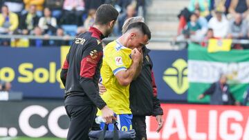 Fede San Emeterio acompañado de las asistencias médicas tras lesionarse de gravedad el 19 de enero en la jornada 20 frente al Valencia.