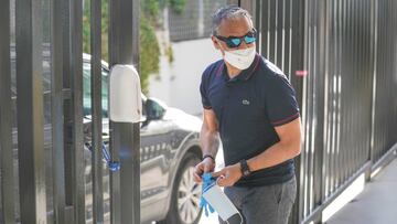 Sergio Pellicer, accediendo a La Rosaleda.