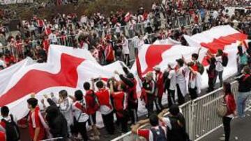 <b>PASIÓN MILLONARIA. </b>La afición de River salió en masa a las calles de Buenos Aires para pasear la bandera más larga del mundo.