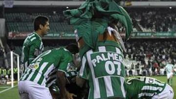 <b>GOL EN EL DESCUENTO. </b>Los futbolistas del Betis y también la mascota verdiblanca, Palmerín, abrazan a Nelson después de que éste lograse el tanto de la victoria.