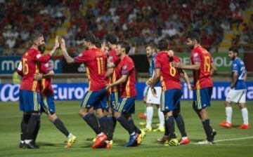 Los jugadores celebran el 3-0 de David Silva. 