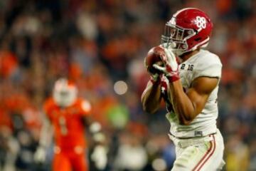 El otro jugador destacado de Alabama fue el tight end O.J. Howard, que acab¨® con 208 yardas y dos touchdowns, aunque no hab¨ªa tenido una temporada demasiado destacada. Sin duda esta actuaci¨®n supondr¨¢ un empujoncito de cara al draft.