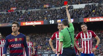 El Barcelona y el Atlético competían por la Liga y los dos sumaban 48 puntos. Al borde del descanso, Filipe vio la roja directa por “impactar en la rodilla de un adversario con su pie en forma de plancha, con uso de fuerza excesiva, en la disputa del balón”. Godín recibió su segunda amarilla en el minuto 64 por “derribar a un rival en la disputa del balón”.