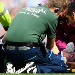 Patada de Mané a Ederson: en camilla y con collarín