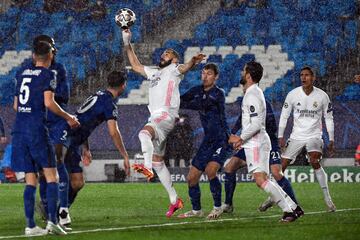 Benzema intenta controlar un balón dentro del área, durante el Real Madrid-Chelsea de las semifinales de la 2020-21, en el Di Stéfano.