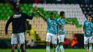 Jugadores del León festejan un gol contra Gallos Blancos.