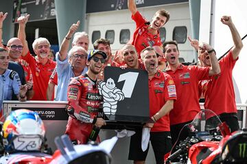 Enea Bastianini celebrando junto a su equipo la victoria en el circuito Internacional de Sepang.