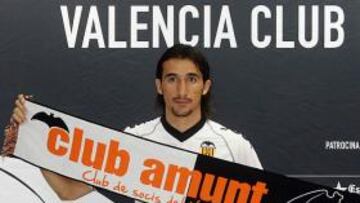 <b>POSICIÓN CALIENTE. </b>Topal, en grande, en su presentación en 2010; a la derecha, Parejo, Tino Costa y Canales, tras fichar como chés.