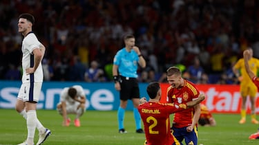 Los jugadores de la selección española Dani Carvajal y Dani Olmo celebran su triunfo en la final de la Eurocopa a la finalización del encuentro que han disputado hoy Domingo España e Inglaterra en el Estadio Olímpico de Berlín.