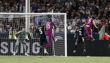 Stones rematando en la jugada del primer gol del City.