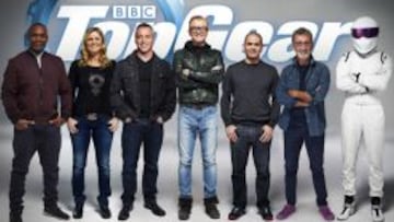 Los siete presentadores de 'Top Gear'. De izquierda a derecha: Rory Reid, Sabine Schmitz, Matt LeBlanc, Chris Evans, Chris Harris, Eddie Jordan y ‘The Stig’.