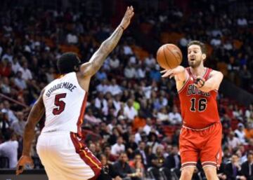 Pau Gasol pasa el balón ante Amar'e Stoudemire.