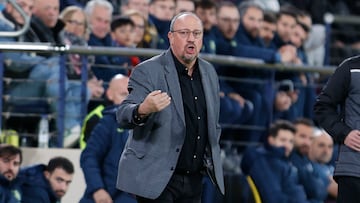 Rafa Benítez dando indicaciones durante un partido.